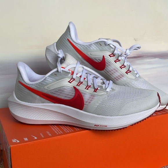 Nike WMNS Pegasus 39
White/Photon Dust/Brght
Crimson/University Red
Road Running - Picture 6 of 16